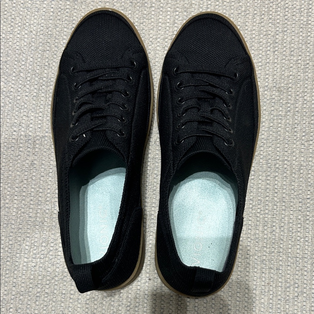 Vionic Women’s Black Canvas Lace-Up Sneakers